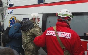 Police officer shot and injured in clash outside Solomianskyi court choosing preventive measure for Trukhanov. PHOTOS+VIDEO