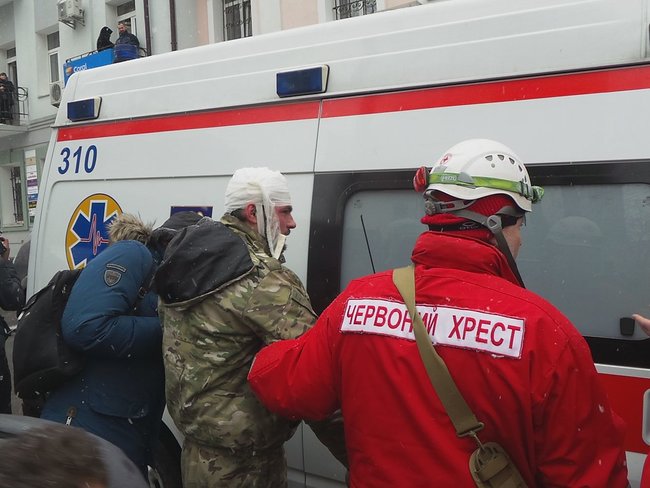 Під будівлею Соломянського суду співробітник поліції зазнав вогнепального поранення 01
