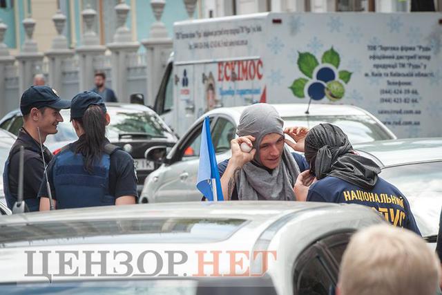 Митингующие остаются под Радой: некоторые активисты держат в руках биты и куриные яйца 07 Митингующие остаются под Радой: некоторые активисты держат в руках биты и куриные яйца 07