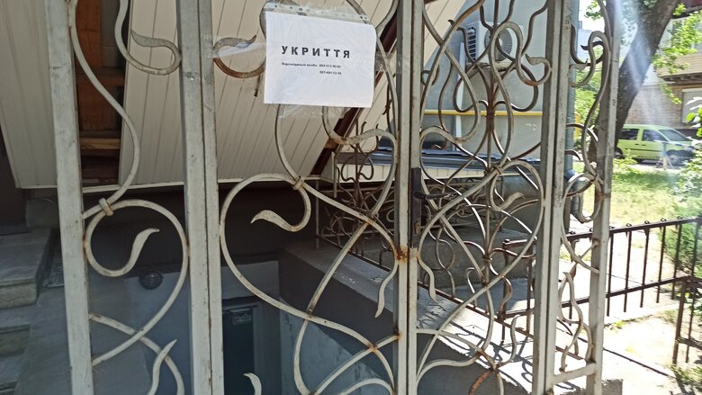 Зачинені двері, кодові замки та записки з телефонними номерами: як потрапити до укриттів у Києві 05