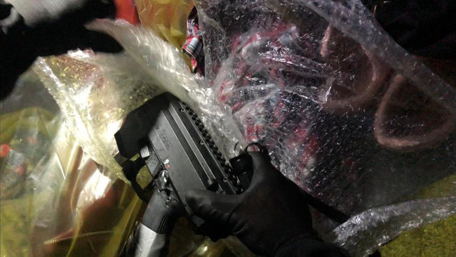 Гражданин РФ пытался ввезти в Украину пистолеты-пулеметы, спрятав их в детских игрушках, - МВД 02