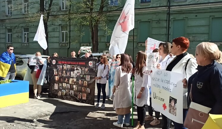 Родини полонених військових медиків провели акції біля посольств із проханням допомогти врятувати їхніх близьких з російського полону. ВІДЕО+ФОТОрепортаж