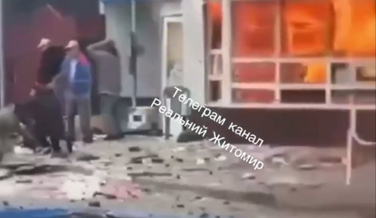 Ворог ударив по магазину у Звягелі: двоє загиблих. Атаковано три АЗС на Житомирщині. ФОТОрепортаж