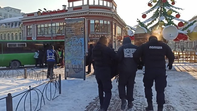 У Києві спробували провести акцію протесту проти насильства з боку правих екстремістів: мітингувальників затримала поліція за порушення локдауну 09