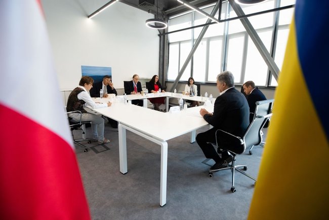 Порошенко обсудил результаты встречи Зеленского с Байденом с делегацией ведущих политологических центров США 02