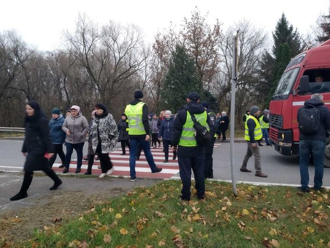 Медики-страйкарі перекрили трасу Київ-Чоп на вїзді в Дубно 01