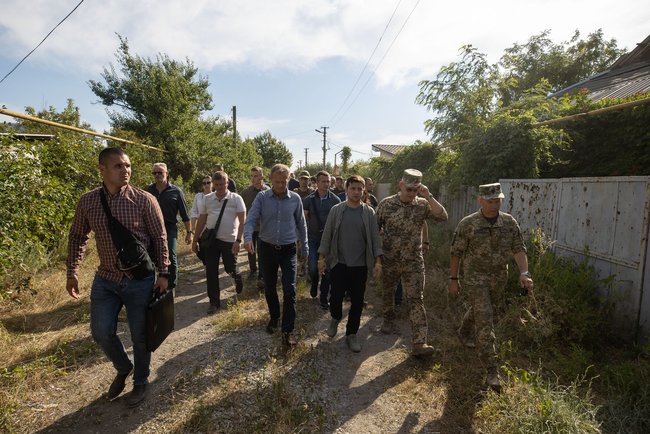 Zelenskyi, Tusk visit Stanytsia Luhanska 14