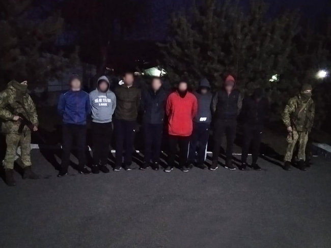 Прикордонники затримали на Закарпатті вісьмох контрабандистів-підводників 02