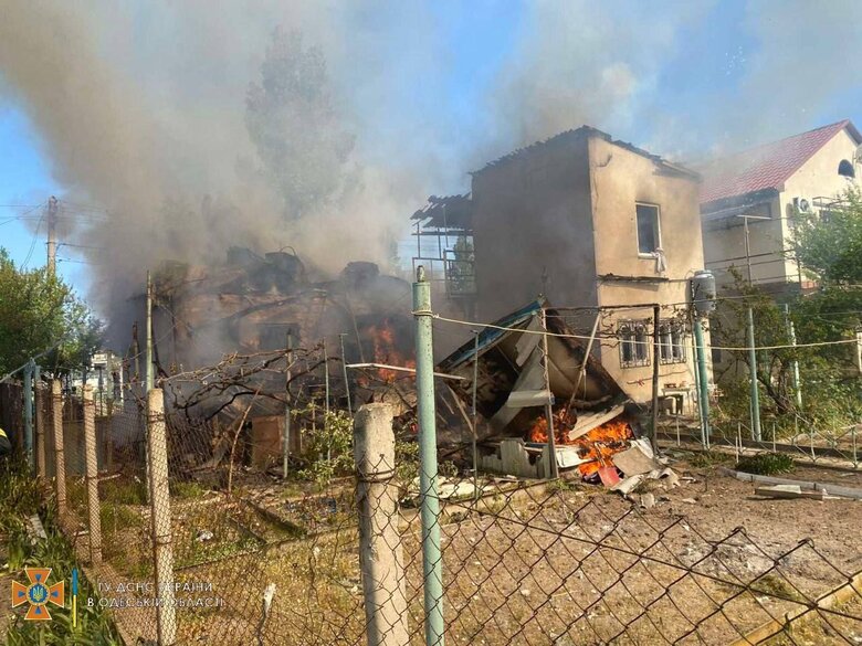 Рятувальники ліквідовують наслідки ракетного удару по Одещині 04