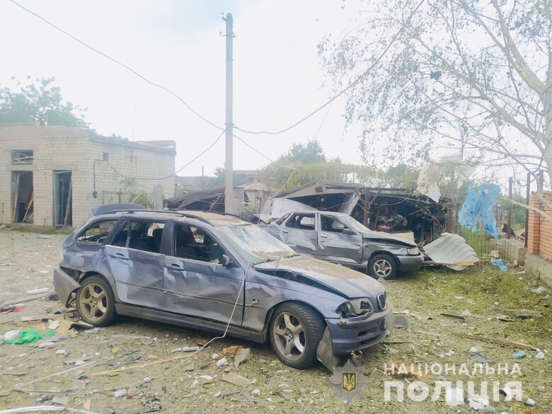 В Вознесенске полицейские документируют последствия вражеского обстрела, повреждены многоэтажки и частные дома 06
