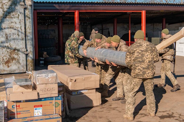 Бригада ППО на Півдні отримала вантажівки DAF і обладнання для мобільного командного пункту 05