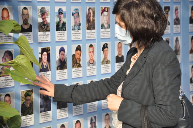 Память павших за Украину почтили на Михайловской площади 04