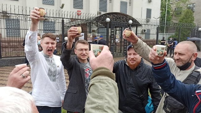 У Києві під посольством РФ в ході акції в память загиблих на Донбасі воїнів спалили Кремль 15 У Києві під посольством РФ в ході акції в память загиблих на Донбасі воїнів спалили Кремль 15