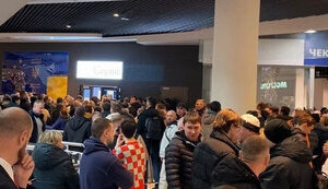 Черга чоловіків в ДП Документ в Варшаві для оформлення паспорта