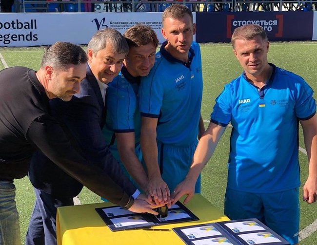 Поштову марку на честь фіналу Ліги чемпіонів УЄФА випустили в Україні 02