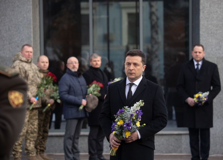 Зеленський вшанував память полеглих захисників Донецького аеропорту 11