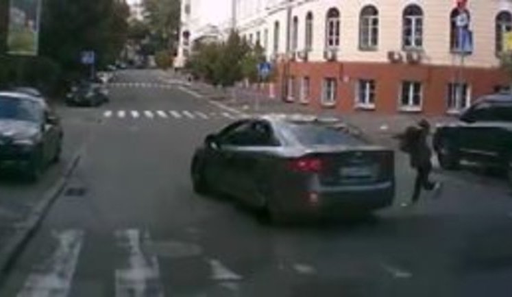 У Києві водій збив дівчинку на переході і втік. ВІДЕО реєстратора