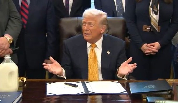 Trump brought sour milk to Oval Office and offered journalists to "drink it all". VIDEO