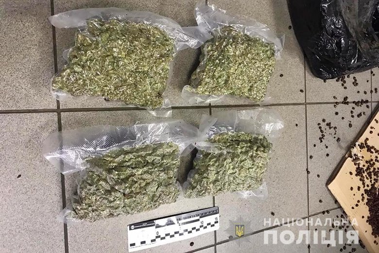 Наркотики в пакетах с кофе: в Киеве задержали 18-летнего наркодилера и изъяли товара почти на 3 млн грн, - полиция 03