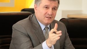 Аваков поручил Нацполиции и Нацгвардии обеспечить прекращение грузоперевозок на Донбассе