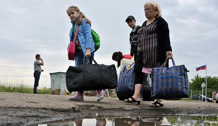 Путін виділив гроші на програму повернення біженців на Донбас. По рублю на кожного