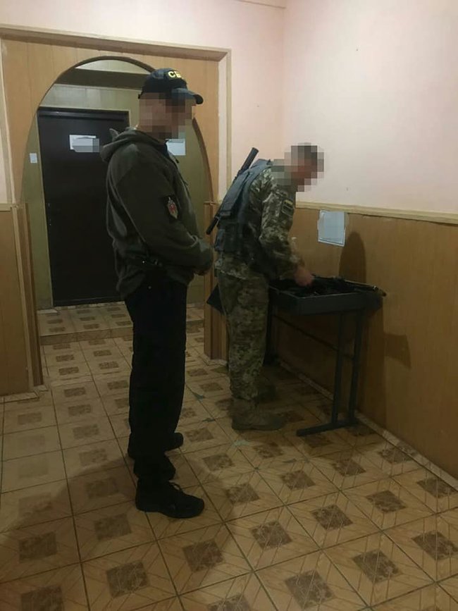 На Буковині троє прикордонників попалися на хабарі 45 тис. грн за допомогу в контрабанді сигарет до Румунії, - військова прокуратура 03 На Буковині троє прикордонників попалися на хабарі 45 тис. грн за допомогу в контрабанді сигарет до Румунії, - військова прокуратура 03