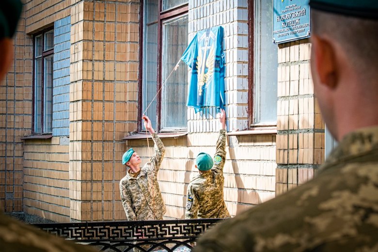 Меморіальну дошку загиблому від кулі російського снайпера воїну Олександру Отрєп’єву відкрили в Миколаївській області 05