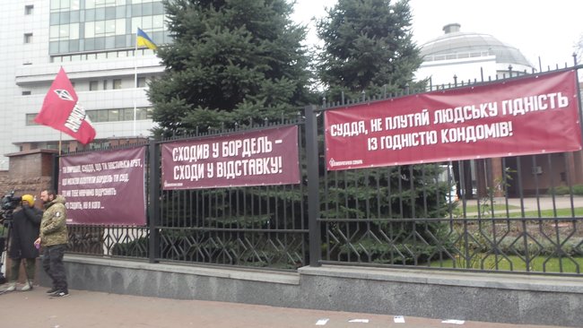 Суд розглядає апеляцію на арешт обвинуваченого у закупівлі неякісних бронежилетів Марченка: під будівлею суду відбувається акція на підтримку генерала 04