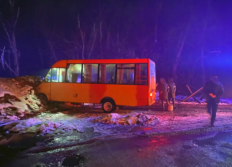 Маршрутка в’їхала у блокпост біля Чернігова: 8 постраждалих 01