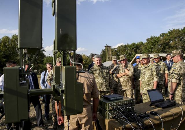 Порошенку показали українські безпілотники і засоби радіоелектронної боротьби 03 Порошенку показали українські безпілотники і засоби радіоелектронної боротьби 03