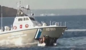 Грецька берегова охорона із застосуванням зброї атакує катер мігрантів із Туреччини. ВIДЕО