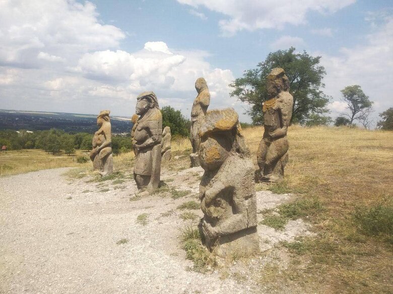 Russians destroyed stone Polovtsian women near Izium 01