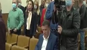 Нардеп Яценко, який повернувся в "Батьківщину", демонстративно не встав під час виконання гімну. ВIДЕО