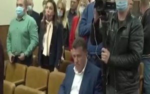 Нардеп Яценко, який повернувся в "Батьківщину", демонстративно не встав під час виконання гімну. ВIДЕО
