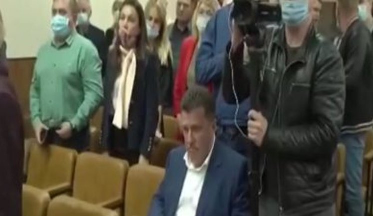 Нардеп Яценко, який повернувся в "Батьківщину", демонстративно не встав під час виконання гімну. ВIДЕО