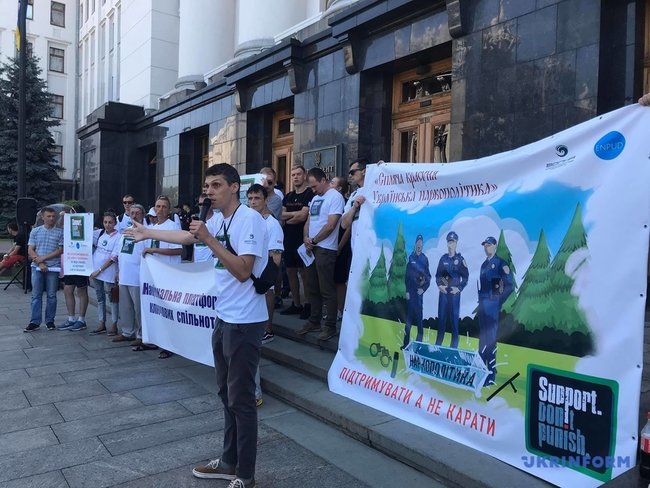Підтримувати, а не карати: під Офісом Президента мітингували наркозалежні 08