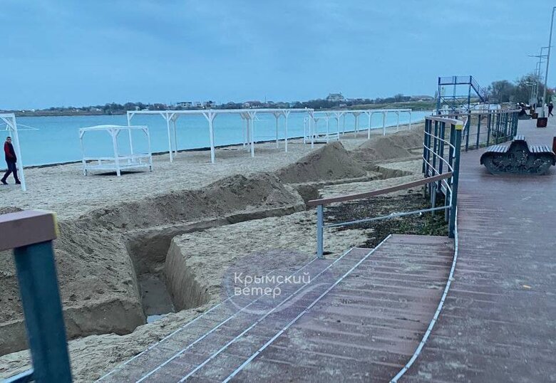 Occupiers are digging trenches on Crimean beaches 02