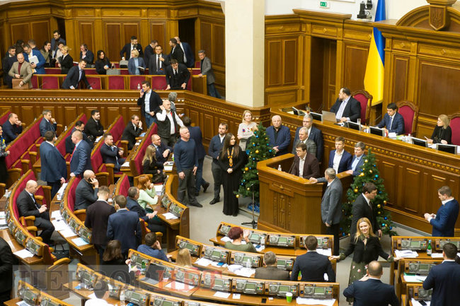 Нардепи доїли олівє і взялися за землю 03