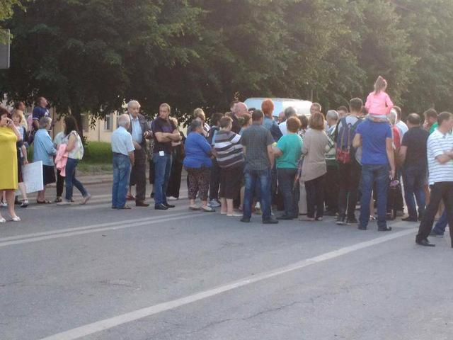 Львівяни перекрили вулицю через сміття 05