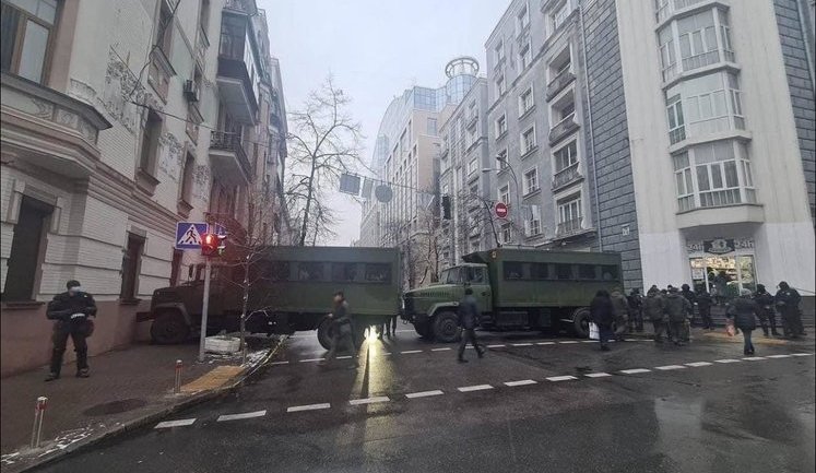 На час виступу Зеленського перекривали квартали навколо Ради: саме такий вигляд має страх ганебного президента перед народом, - агент НАБУ Шевченко. ФОТОрепортаж