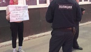 В Уфі журналістку Кучеренко затримали за плакат "Війна – це зґвалтування і вбивства українок і українців"