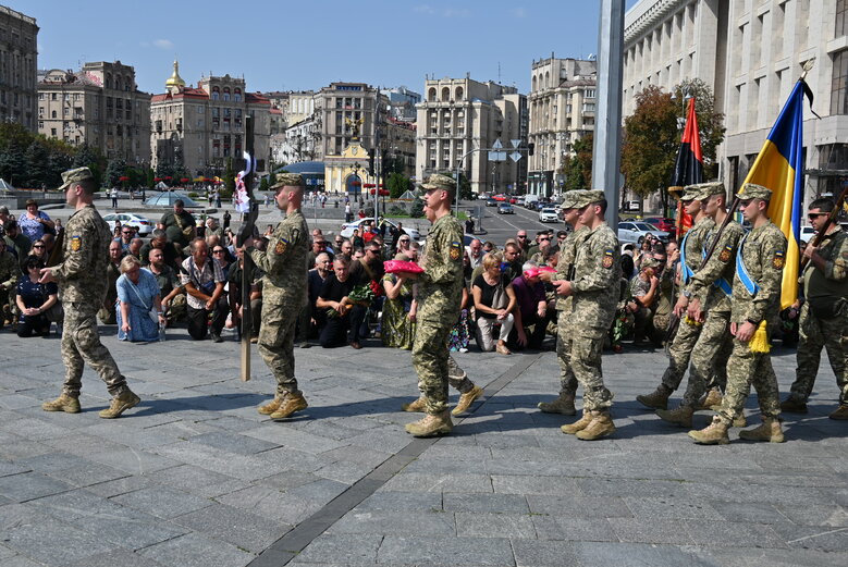 Із полковником, депутатом Київради від ЄС Сергієм Ільницьким (Сокіл), який загинув у бою проти рашистів у лавах піхоти 28 ОМБр, попрощалися в Києві 48