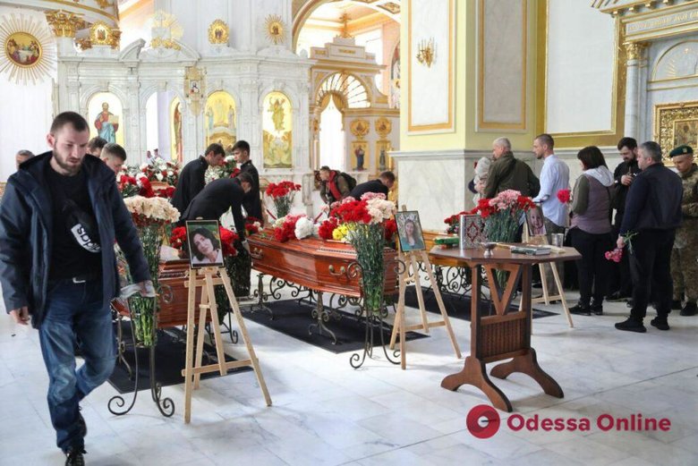 В Одесі попрощалися з Валерією Глодан, її мамою та тримісячною донечкою Кірою, які загинули внаслідок влучання російської ракети у багатоповерхівку 10