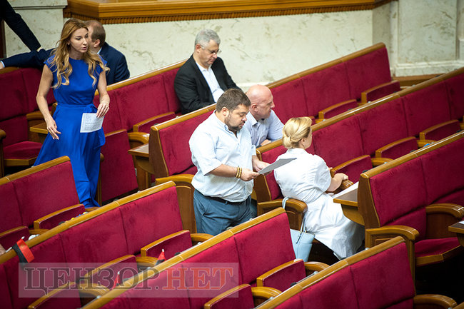 Лозовий, ставши навпочіпки, спантеличив Ляшка, емоційна суперечка Червакової і Карпунцова і порожній сесійний зал, - день роботи ВР 22 червня 10