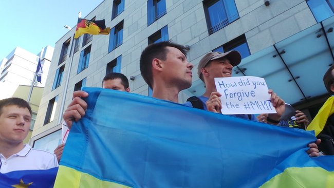Страсбург-2019 = Мюнхен-1938 - активісти в Києві пікетували посольства країн, делегації яких повернули РФ в ПАРЄ 08