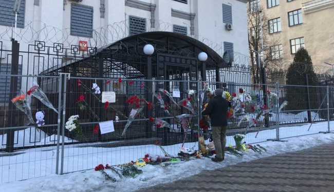 Люди несуть квіти та іграшки під посольство РФ у Києві 02