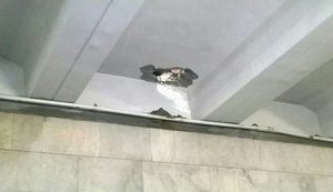 "Солнышко просматривается", - киевлянин выложил фото дырки в потолке станции метро "Героев Днепра" из-за строительства ТРЦ. ФОТО