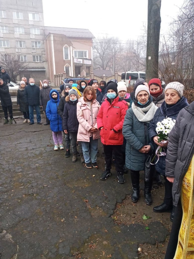 Меморіальну дошку воїну 10-ї ОГШБр Олексію Мамчію, що загинув навесні у зоні ООС, відкрили у Чернівцях 05