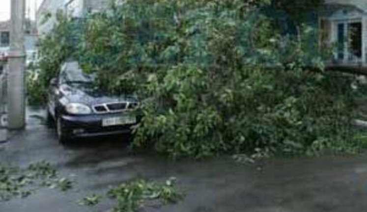 На Крым надвигается сильнейший ураган. МЧС просит людей не выходить из дома