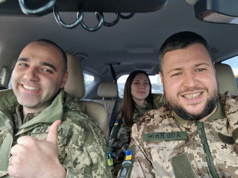 Антон Колумбет: Ми стоїмо і дивимося, як загорілися два вертольоти та падають у Київське море. З них ще випадають покоцані російські десантники. Тоді весь страх пішов 05